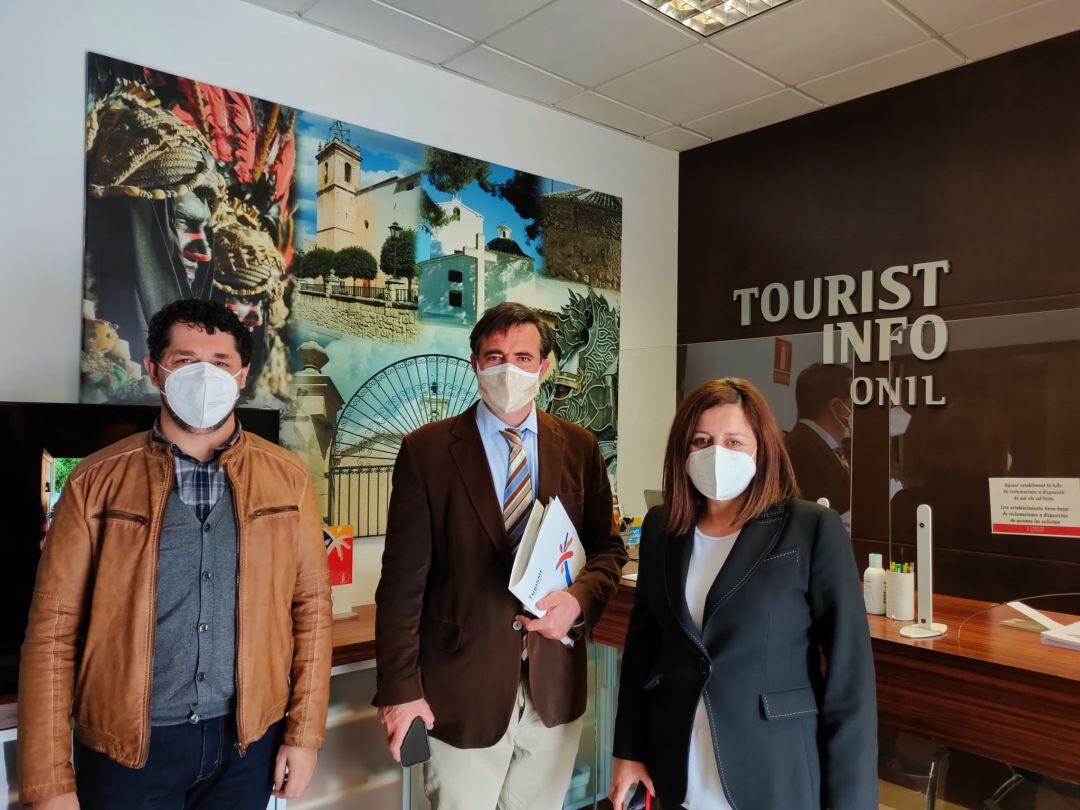 El director general de Turismo, Herick Campos, junto a la alcaldesa de Onil Humi Guill durante su visita a esta localidad de la Foia.