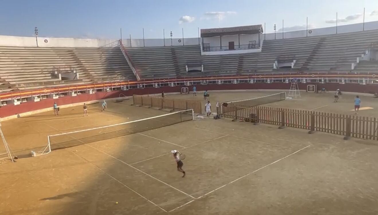 La plaza de toros de Medina se ha convertido en dos pistas de tierra batida