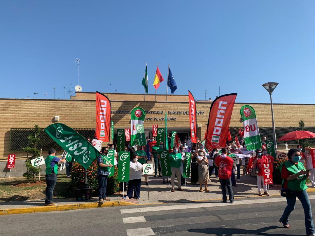 Protestas del SAS junto al Hospital Virgen del Rocío