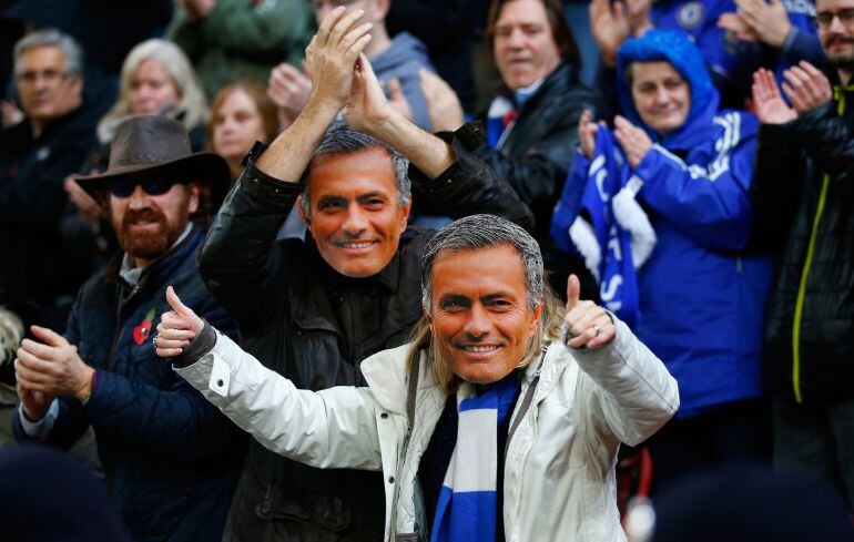 Los fans del Chelsea con caretas de José Mourinho