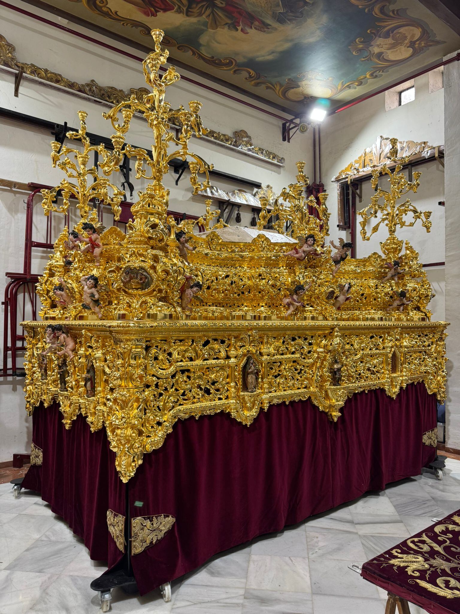 Así ha quedado el paso del Cristo de la Sangre de San Benito tras la restauración y dorado realizados por Paco Pardo