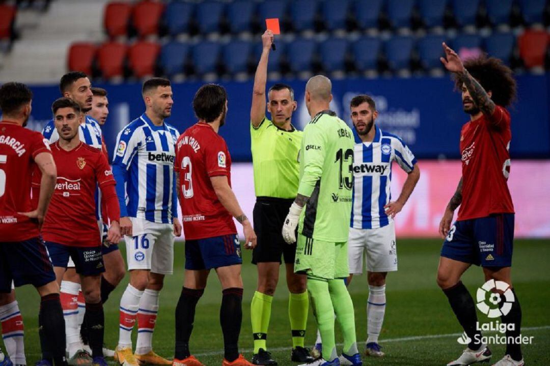 Momento de la expulsión de Rubén Martínez que dejaba a Osasuna con 10 al inicio del partido 