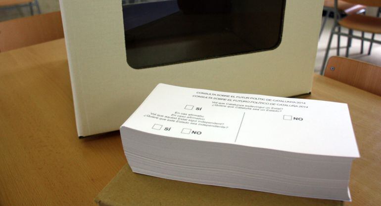 Imatge d&#039;arxiu d&#039;una urna i de les paperetes que es van fer servir a la consulta del 9-N