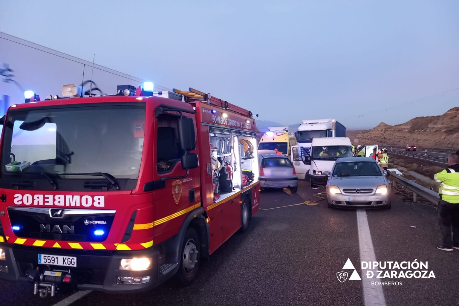 Un fallecido y dos heridos graves en un accidente con varios vehículos implicados en La Muela (Zaragoza)