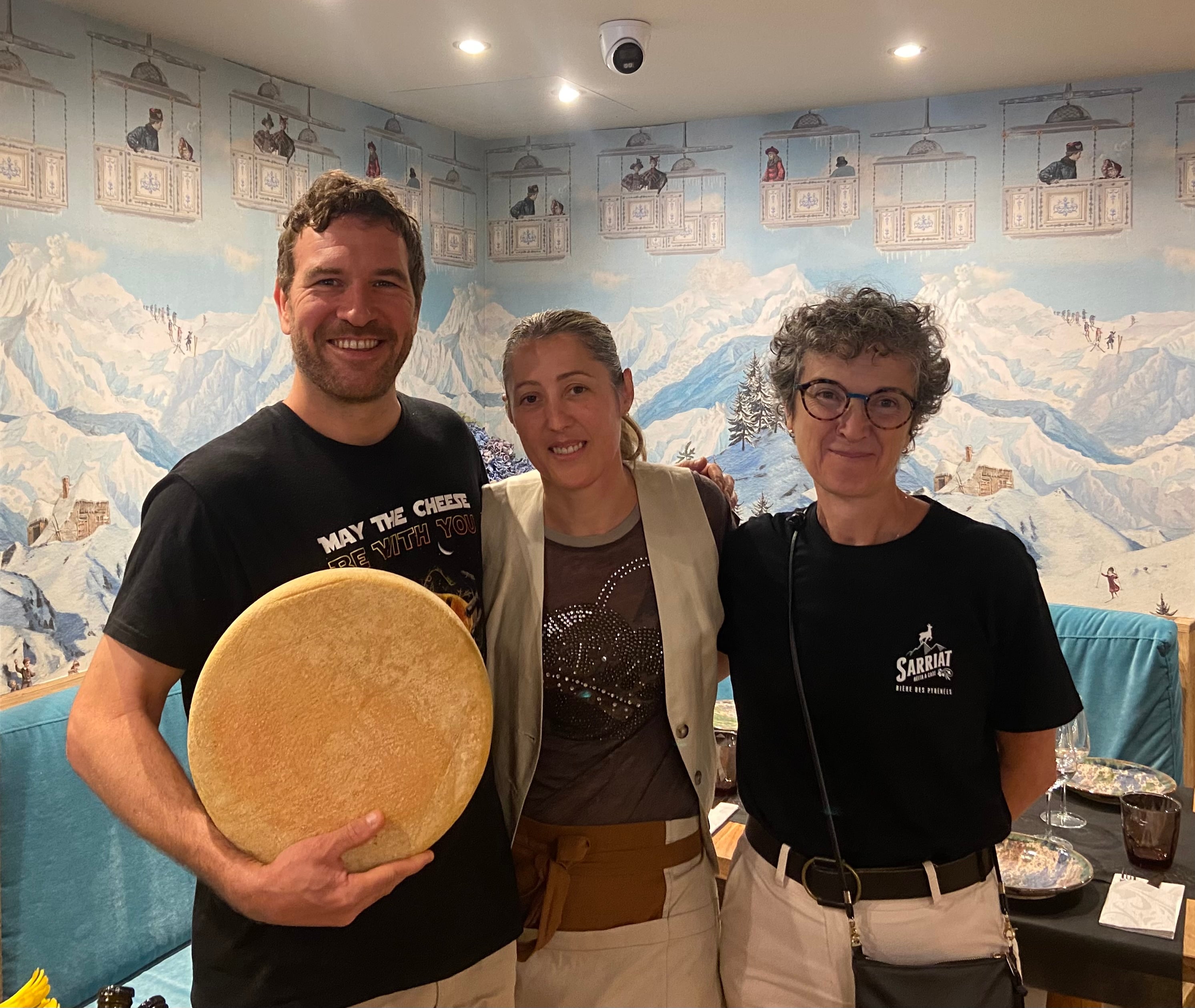 Thomás Vandaele (productor de queso y organizador), Mari Carmen Lapuente (propietaria de Quesería Aladina) y Mónica López (concejal de Lees Athas) en la presentación de la Fiesta del Queso