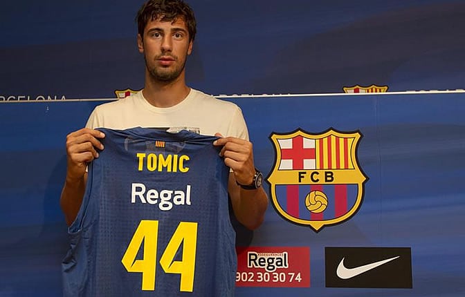 Tomic posa junto a la camiseta del Barça en su presentación como jugador azulgrana