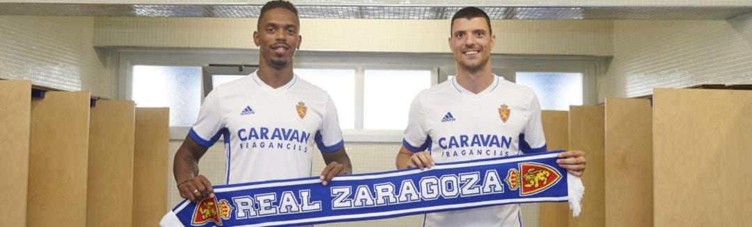 Los nuevos fichajes del Real Zaragoza posan con la bufanda del equipo