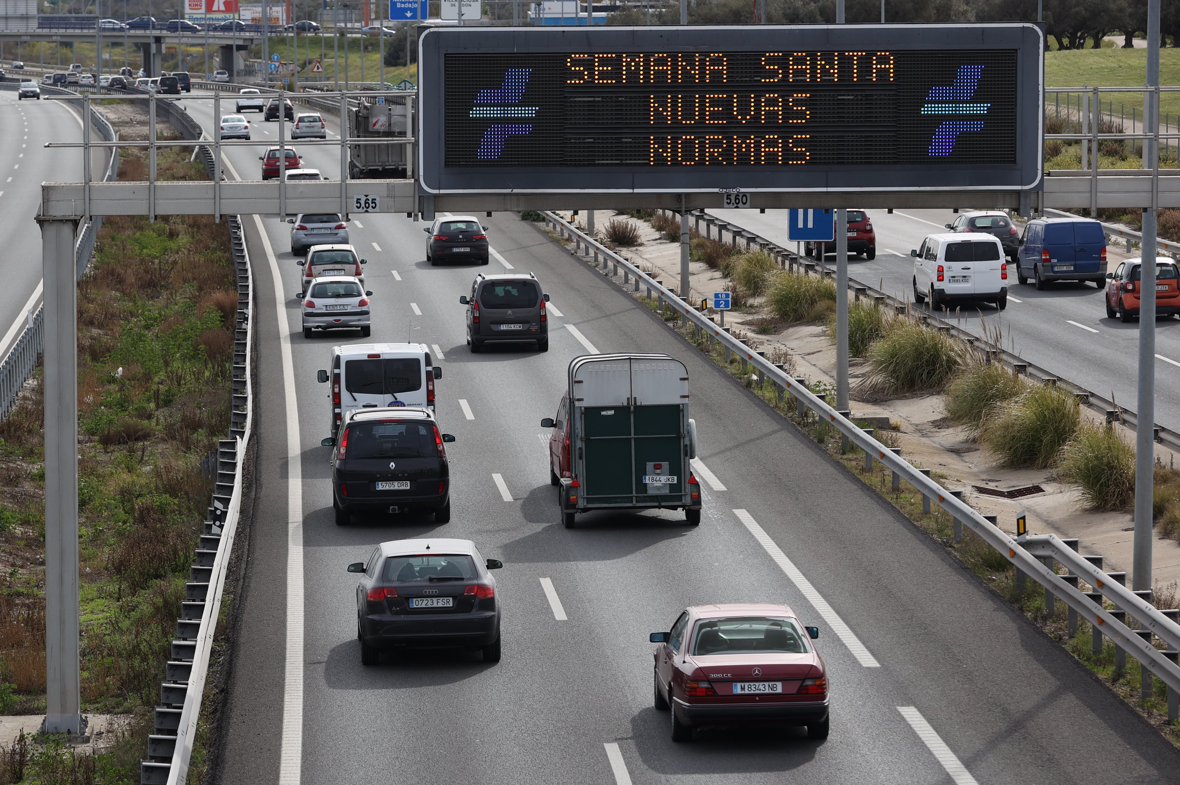 MADRID, 08/04/2022.- Aspecto que presenta el tráfico en el kilómetro 20 de la A-5, este viernes en Madrid. Tras dos años en los que la pandemia del coronavirus ha condicionado la Semana Santa por las restricciones a la movilidad, la Dirección General de Tráfico (DGT) pone en marcha la operación especial desde este viernes y hasta el lunes 18 de abril, periodo en que se prevén 14,6 millones de viajes por carretera. EFE/ Kiko Huesca
