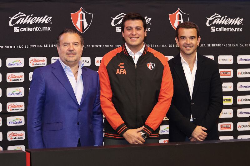 Alfonso Villalba, Aníbal Fájer y José Riestra en la presentación del segundo de ellos como presidente del Atlas.