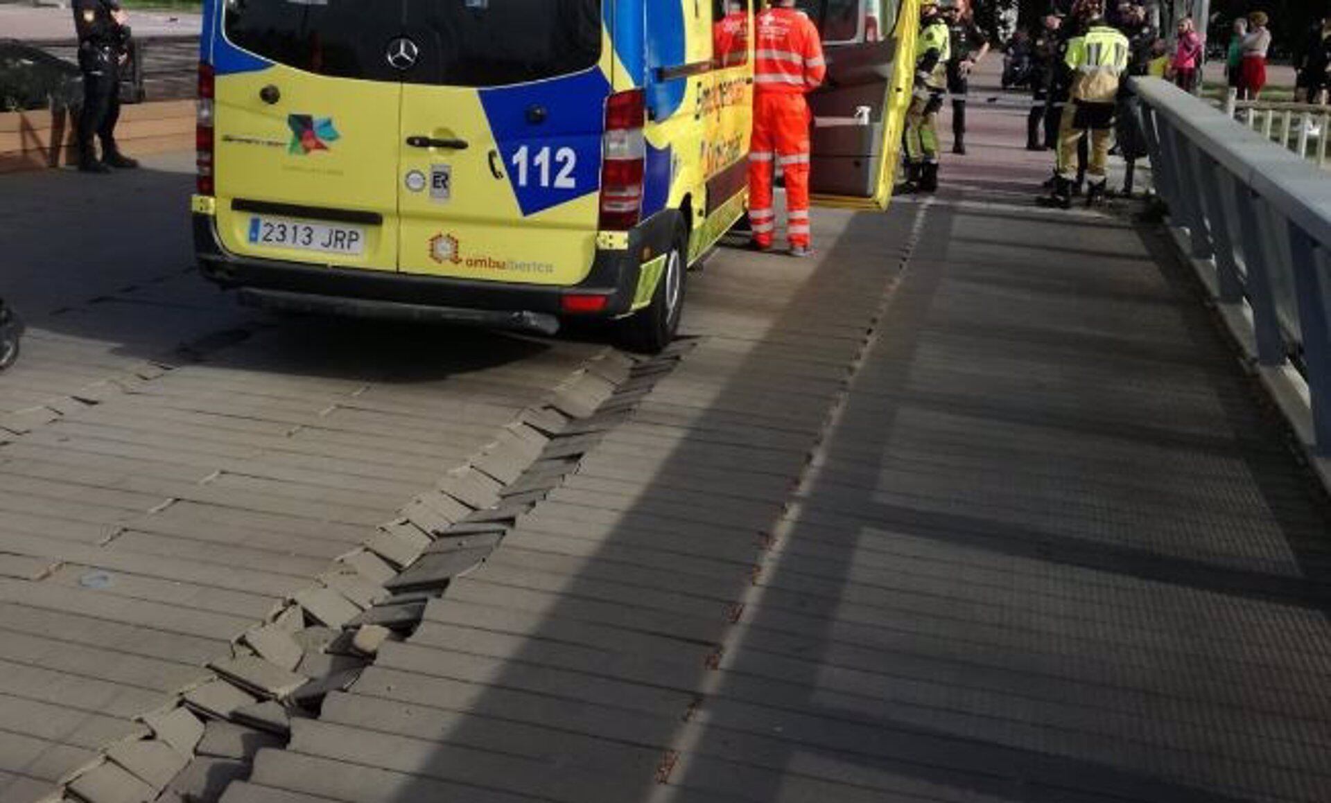 La ambulancia destrozó casi 200 metros del pavimento del paso peatonal