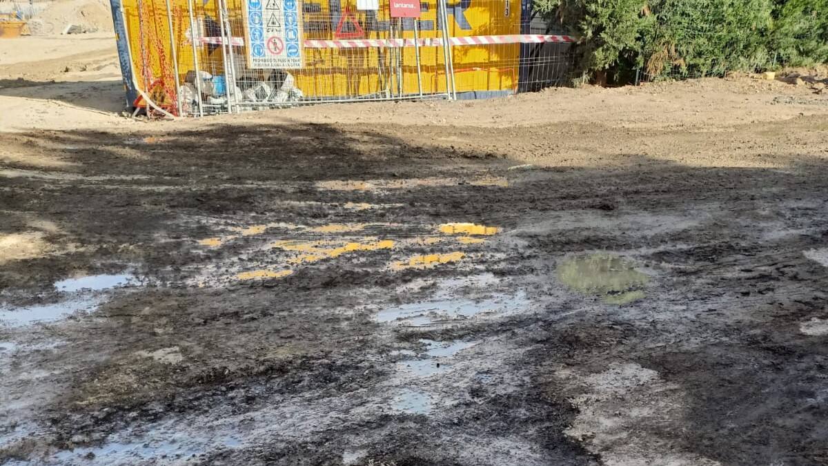 Los vecinos del Camino Viejo de Husillos denuncian el barrizal en que se ha convertido el acceso a sus casas