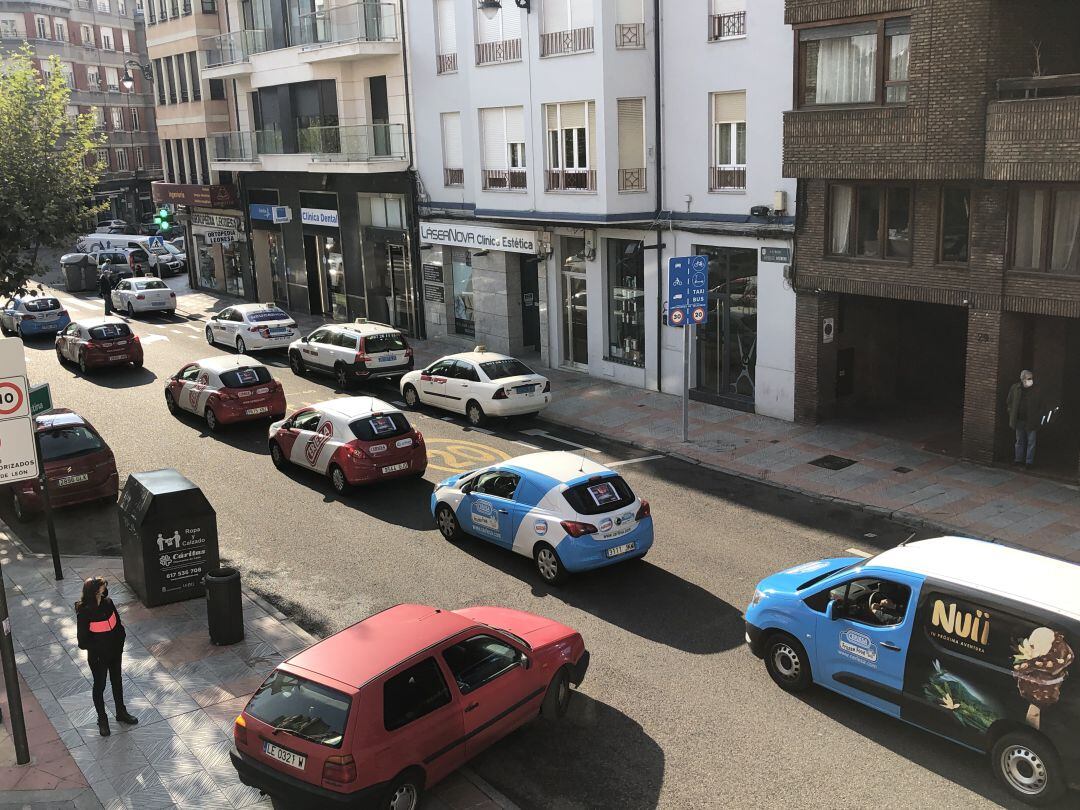 Los hosteleros han protestado este martes con una caravana por el centro de León