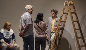 Dos visitantes (en el centro de pie) observan la obra &quot;Two Workers&quot; de Duane Hanson, perteneciente a la exposición &quot;Escultura Hiperrealista 1973-2016&quot;