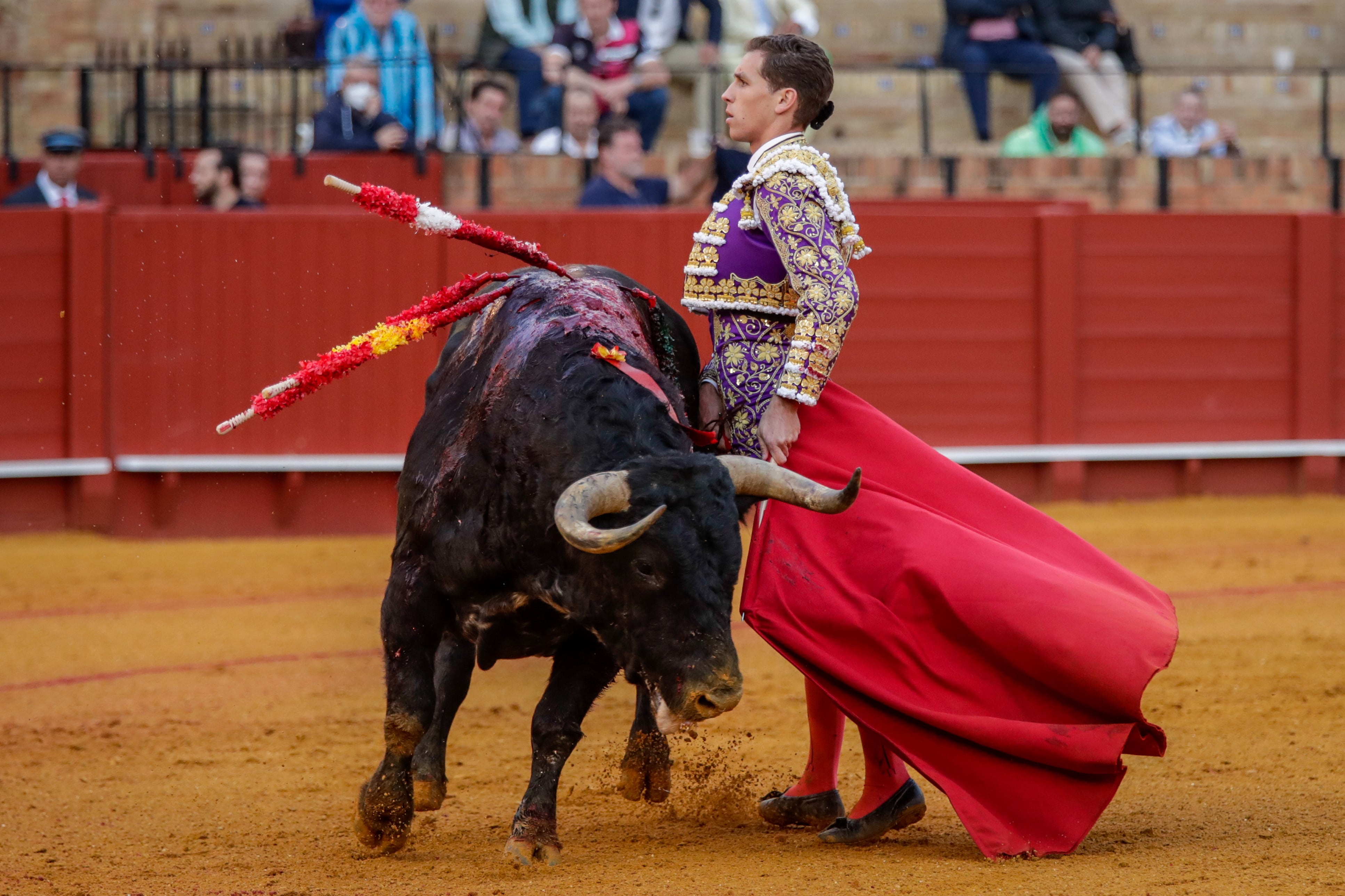 SEVILLA, 03/05/2022.- El torero Ginés Marín mira al tendido durante la faena al sexto toro de la tarde al que le cortó una oreja en la novena corrida de abono de la Feria de Abril de Sevilla hoy martes en la plaza de la Real Maestranza. EFE/ Julio Muñoz
