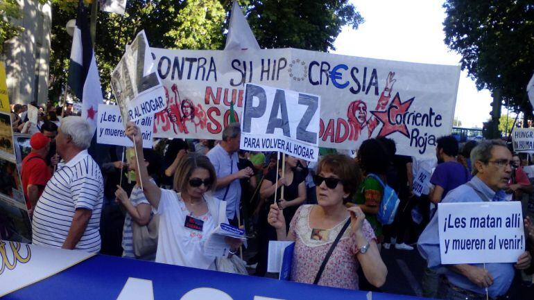 Los manifestantes sostienen pancartas durante la marcha de este sábado