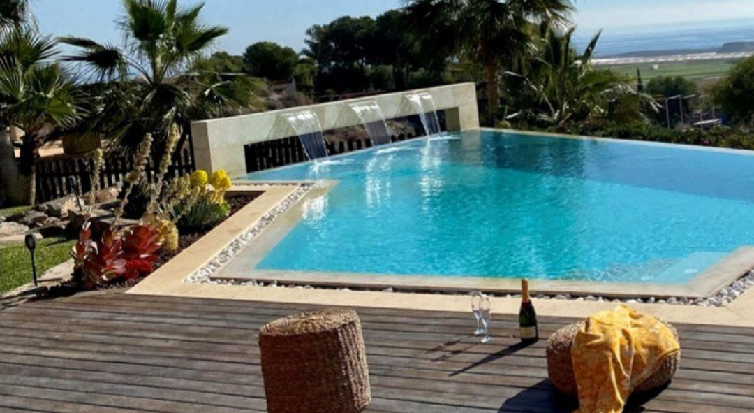 Imagen de una de las piscinas personalizadas elaboradas por Piscinas Lass