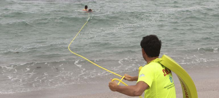 Simulacro de rescate en la playa de Riazor