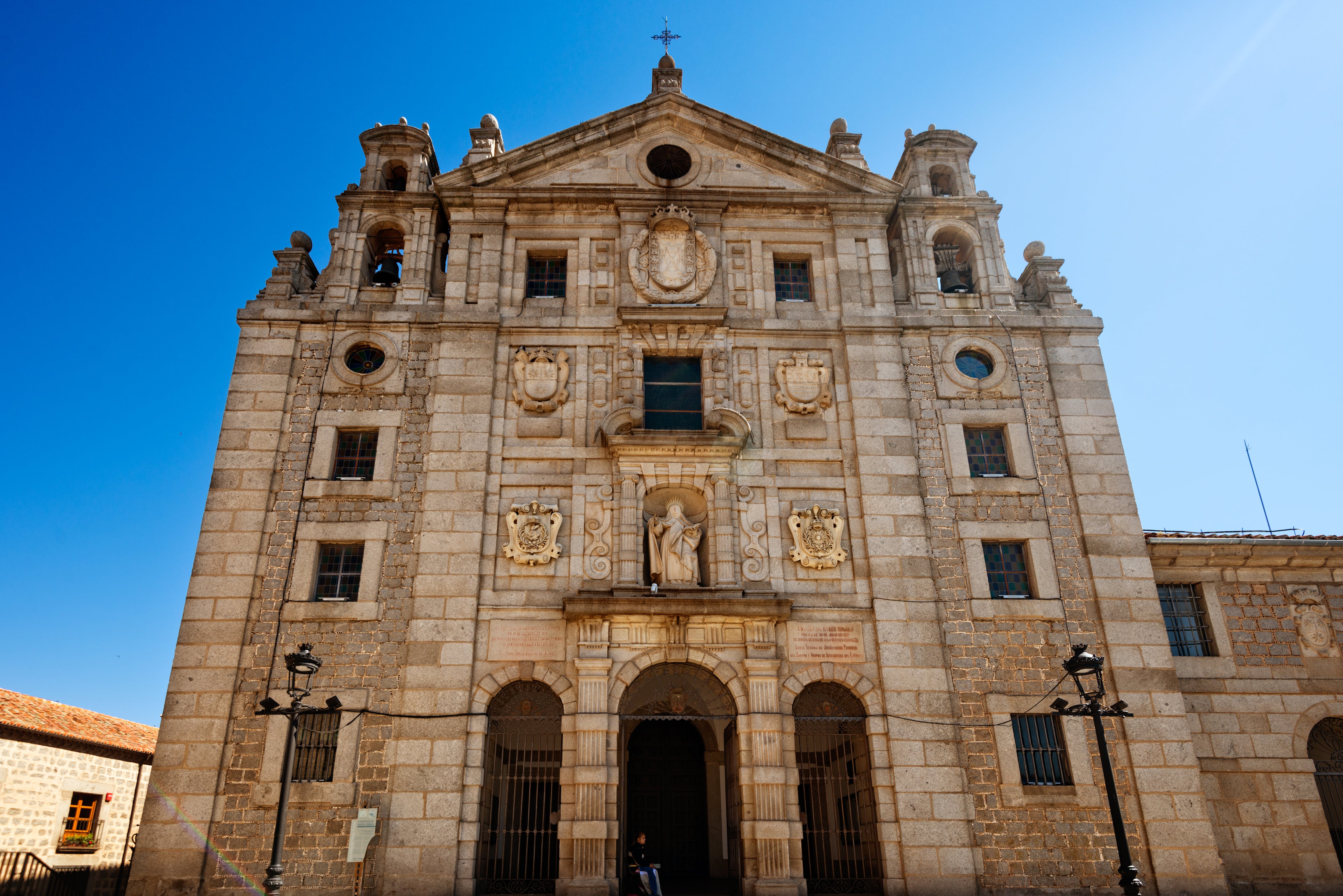 Portada del edificio presidido por el escudo