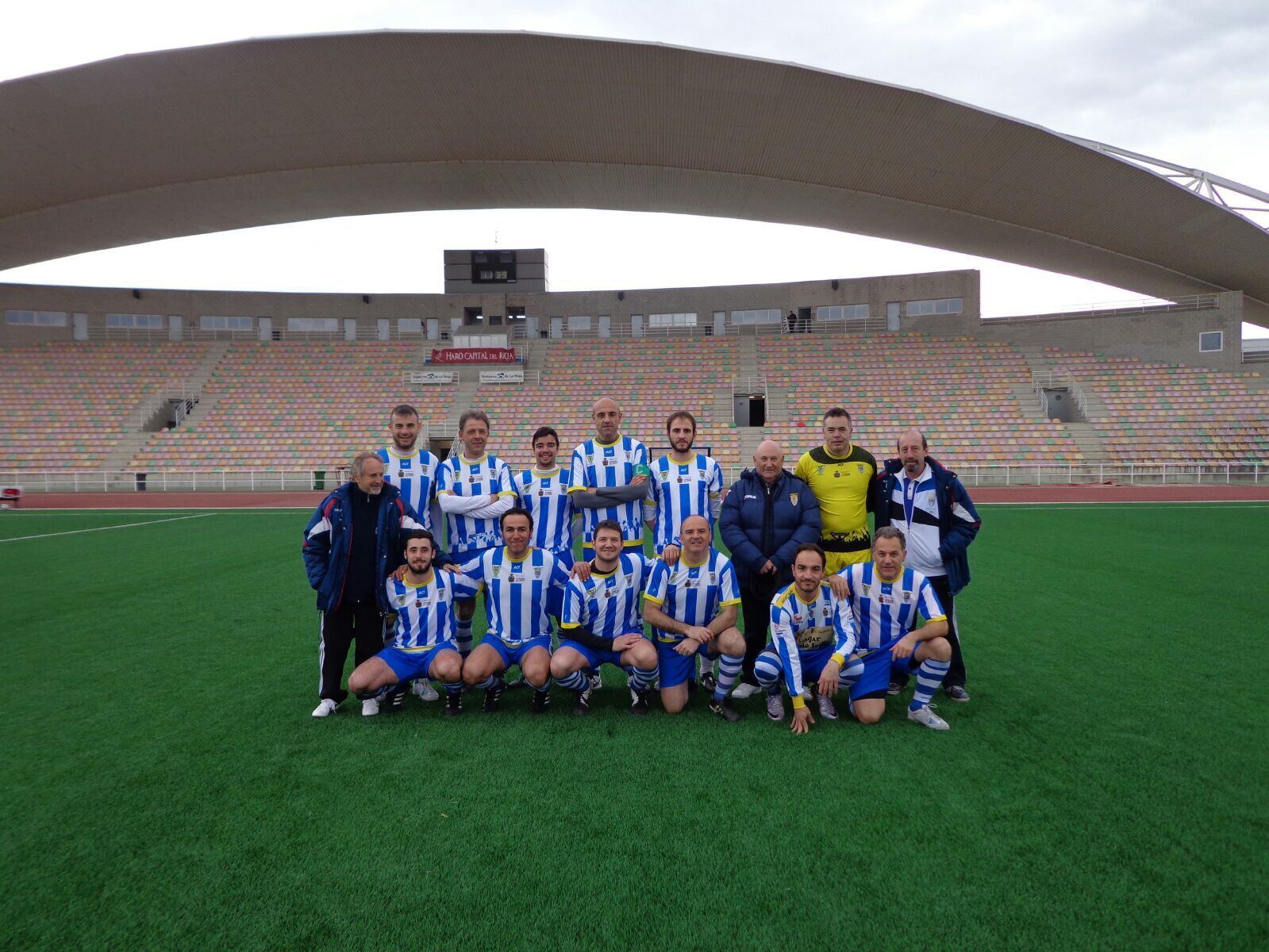 Algunos de los veteranos de la Arandina junto a 'Raulillo' -1º por la izquierda- quien será homenajeado en el partido del próximo sábado ante el Atlético de Madrid en El Montecillo