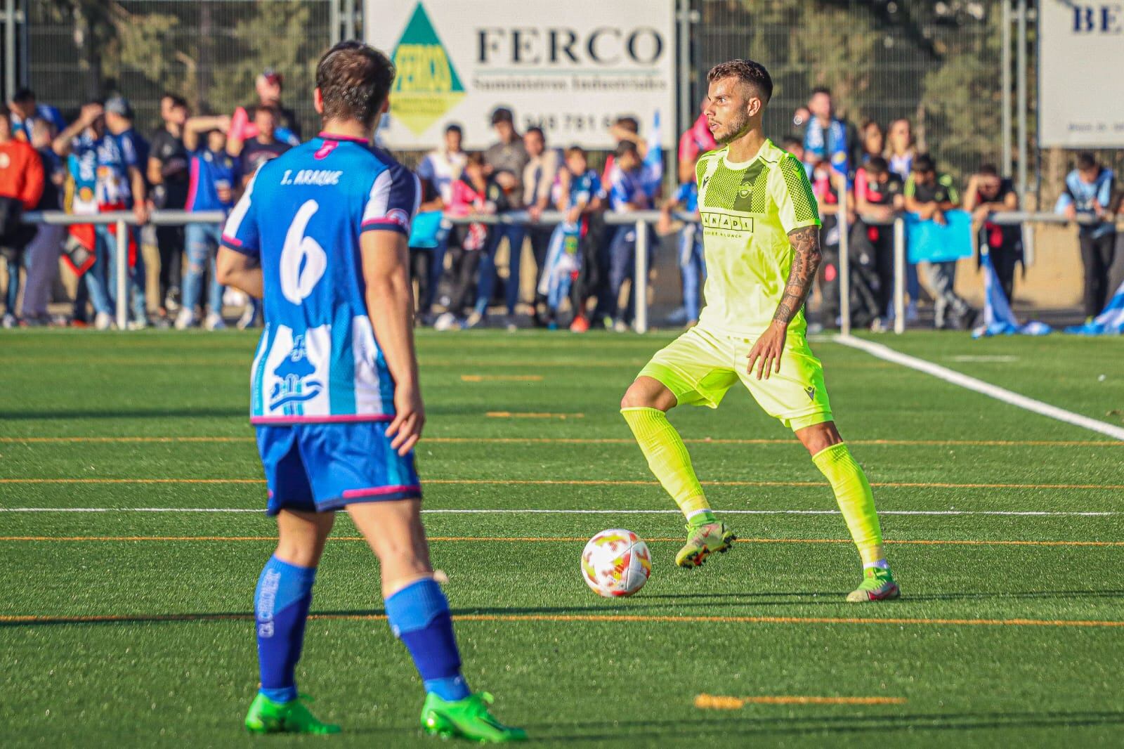 Pol Roigé, jugador del Intercity, frente al Atlético Cirbonero, en la Copa del Rey