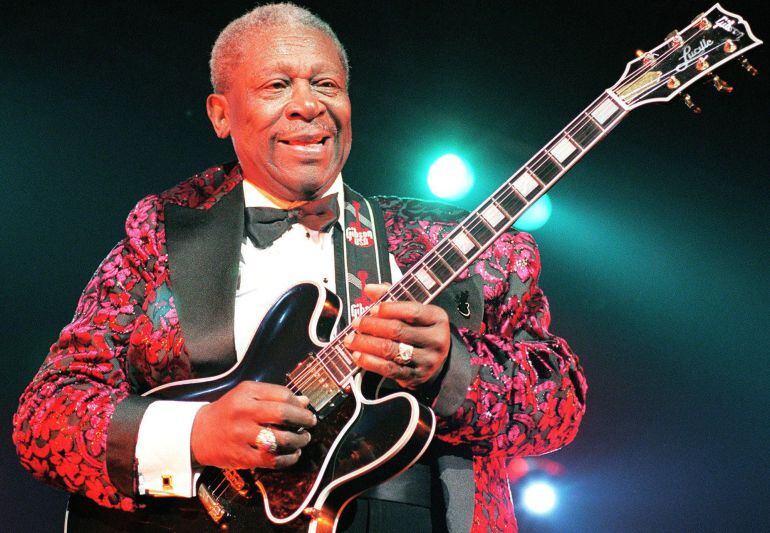 (FILES) A July 6, 1998 file photo shows US blues legend BB King picks his guitar &quot;Lucille&quot; during a music festival at La Villette park in northeastern Paris. Blues legend B.B. King, known for his soaring guitar licks and as an inspiration for generations 