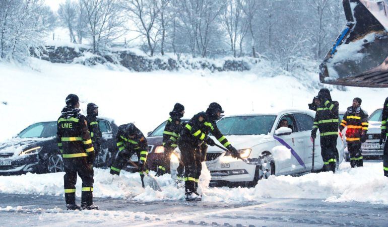 Efectivos de la Unidad Militar de Emergencias (UME) trabajaron para liberar a los vehículos atrapados en varios tramos de la AP-6 por la nevada.