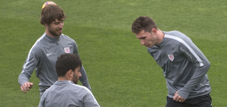 Aymeric Laporte (d) golpea un balón durante la sesión de entrenamiento que el Athletic de Bilbao ha realizado hoy previa al encuentro que el club rojiblanco disputará mañana contra el Espanyol en Cornellà-El Prat