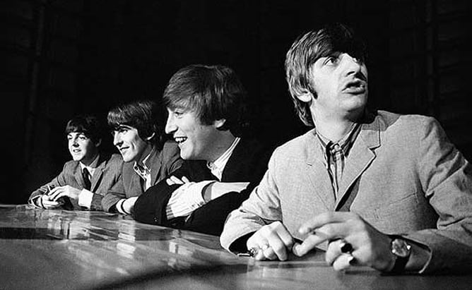 Los Beatles, Paul McCartney, George Harrison, John Lennon y Ringo Starr en conferencia de prensa durante su primera gira por los EEUU