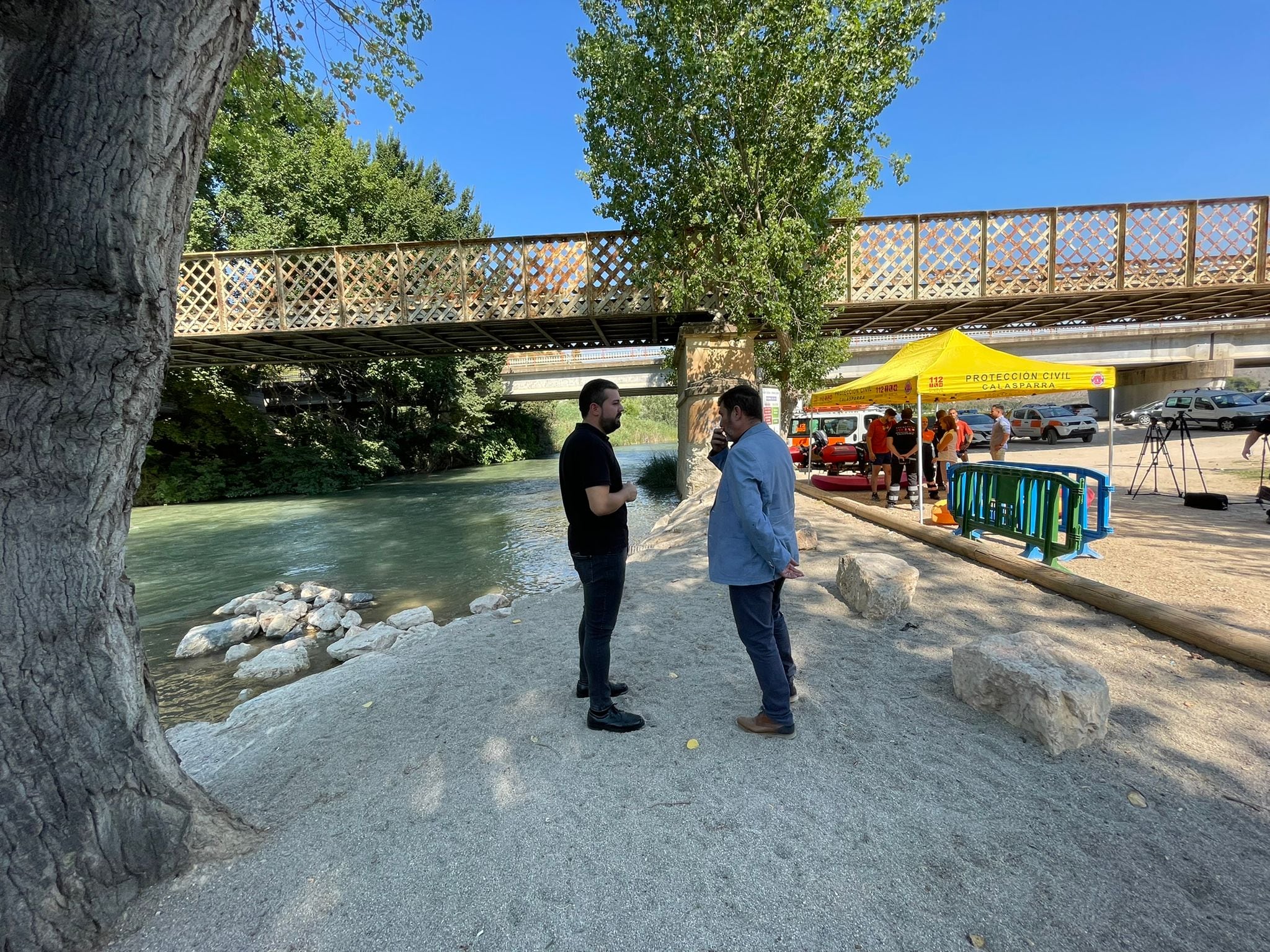 El director general de Seguridad Ciudadana y Emergencias y el concejal de Seguridad Ciudadana, Antonio Merino, en la Playa fluvial de Calasparra