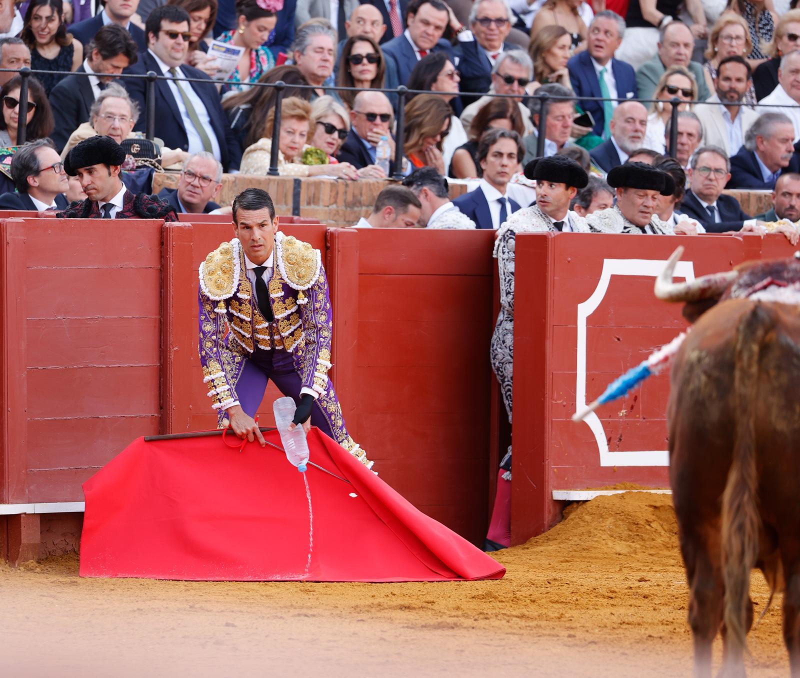 José María Manzanares moja su muleta intentado minimizar el efecto del viento