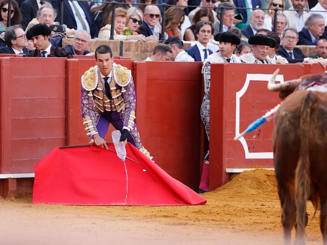 José María Manzanares moja su muleta intentado minimizar el efecto del viento