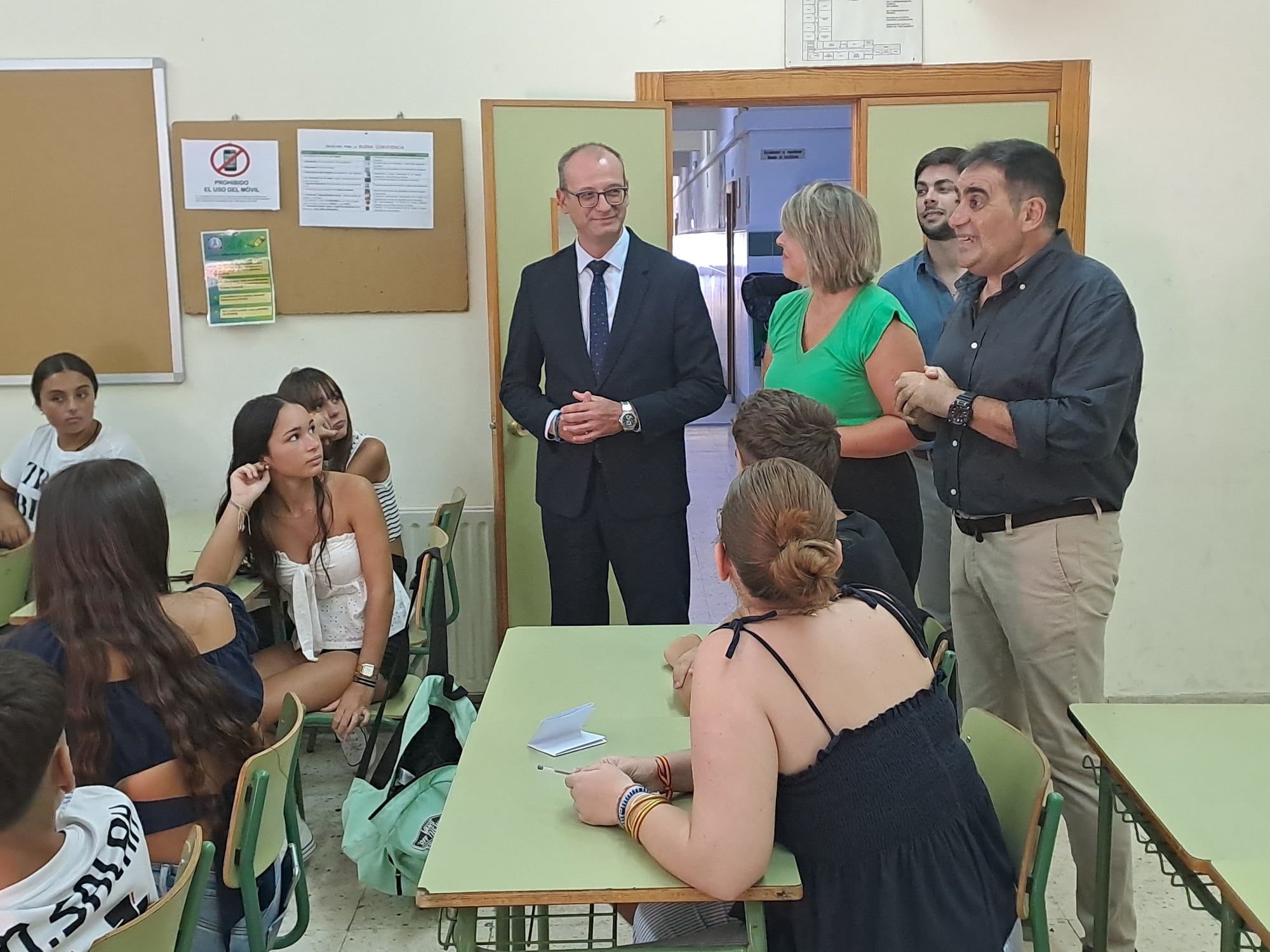 El consejero de Educación y Formación Profesional, Víctor Marín, y la alcaldesa de Cartagena, Noelia Arroyo, visitan el IES Isaac Peral con motivo del inicio del curso en Secundaria y Bachillerato