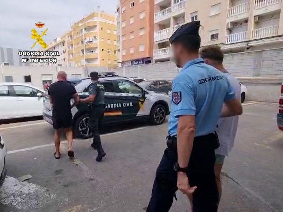 Imagen del arresto de los fugitivos cedida por la Guardia Civil.