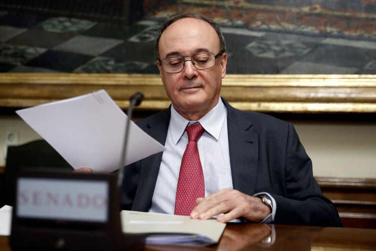 El gobernador del Banco de España, Luis María Linde, al inicio de su comparecencia ante la Comisión de Investigación de la Financiación de los Partidos Políticos del Senado