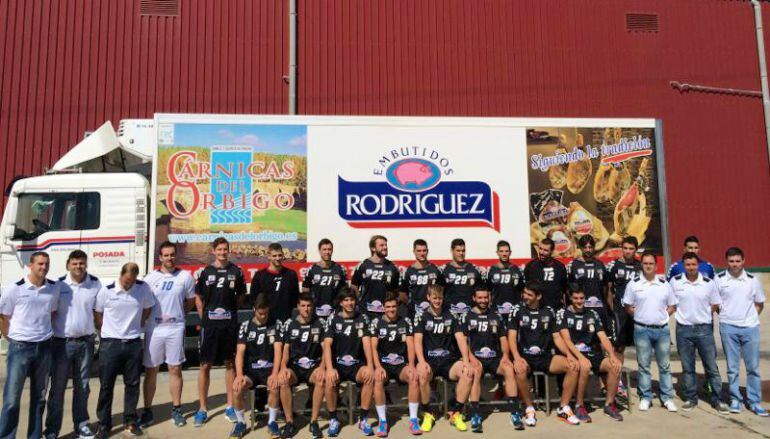 El Ademar, en una de sus tradicionales visitas a la fábrica