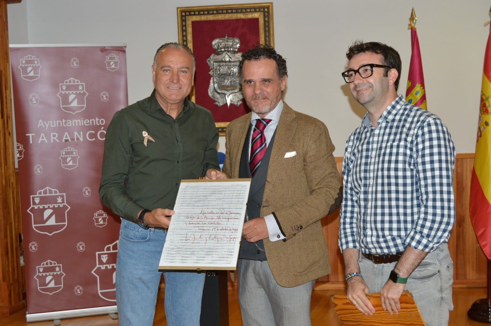 José Manuel López Carrizo, José Zárate y Raúl Añover en el momento de la entrega de la partitura de &quot;Canto a Castilla-La Mancha&quot;