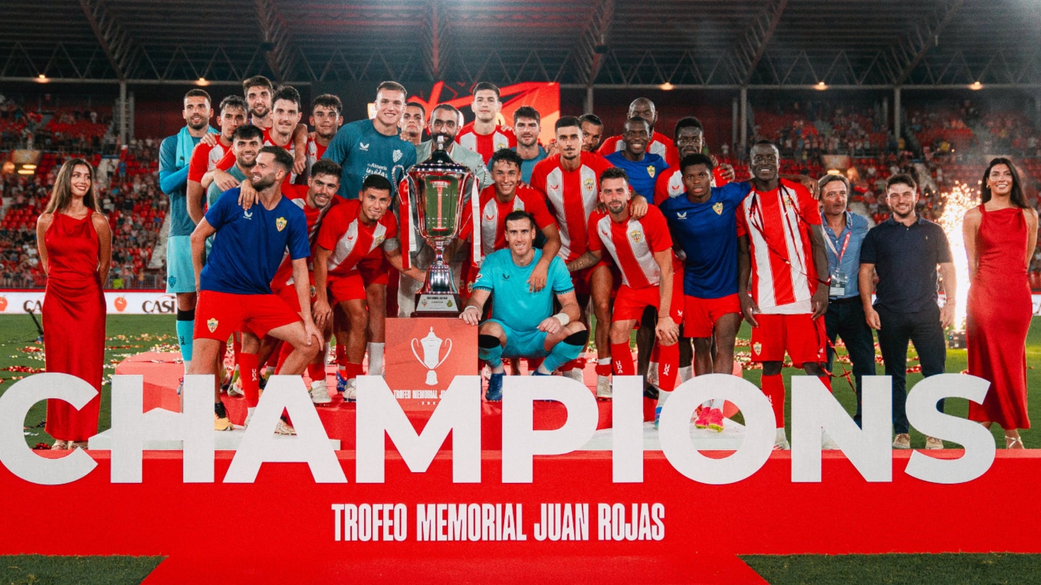 La plantilla celebrando el Memorial Juan Rojas después de ganar 3-0 al Al-Nassr el pasado 8 de agosto.
