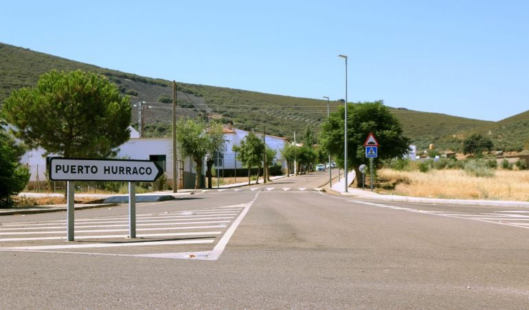 Vista de la entrada al pequeño municipio pacense de Puerto Hurraco.