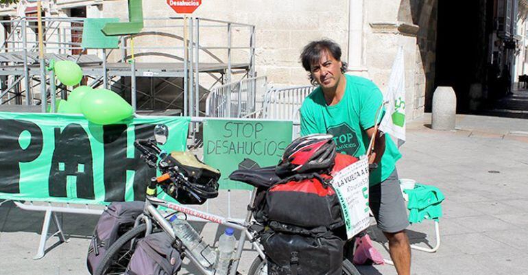 Néstor Yuguero en su ruta ciclista reivindicando el fin de los desahucios