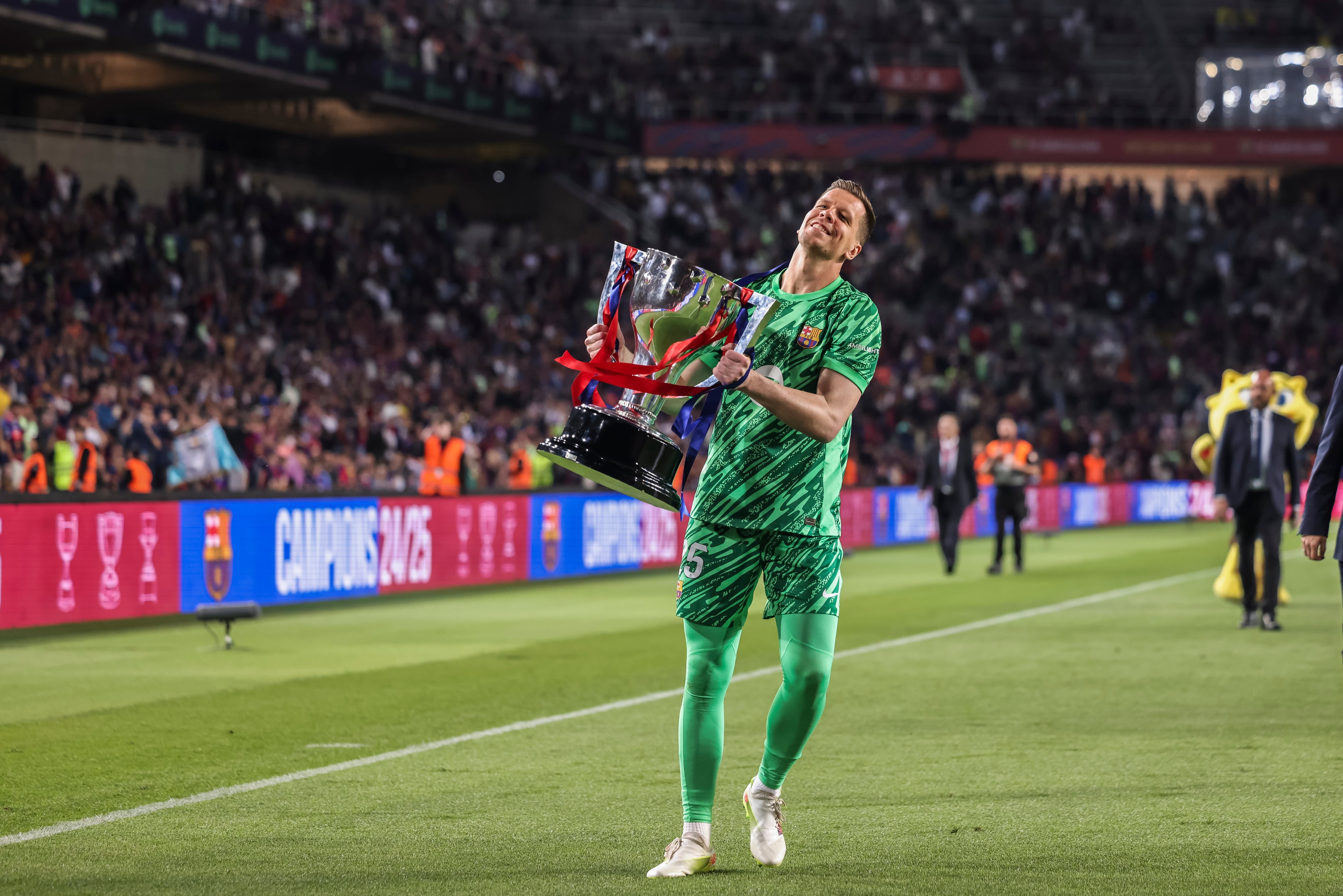 Wojciech Szczesny celebra el título de Liga después del Barça-Villarreal de la jornada 37 de LaLiga