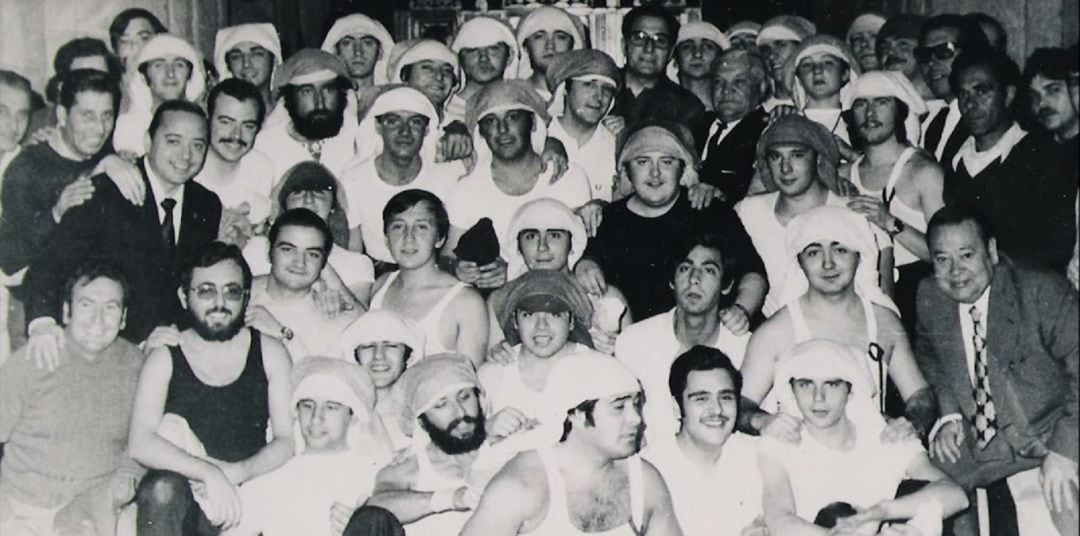 Histórica foto de la primera cuadrilla de hermanos costaleros del Cristo de la Buena Muerte de Los Estudiantes