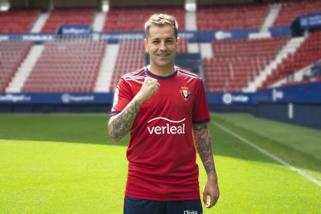 Rubén Peña luciendo ya la camiseta de Osasuna en el Sadar