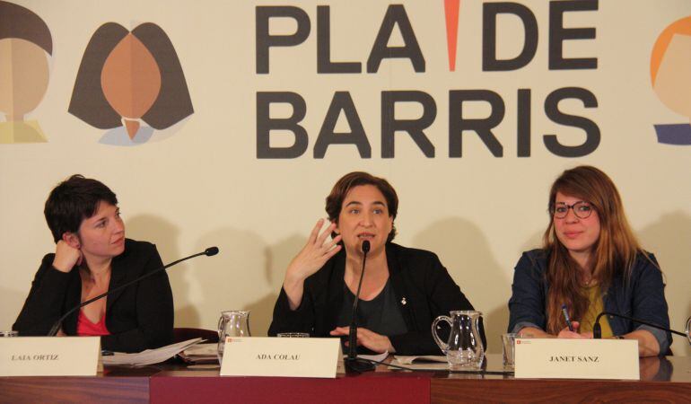 L'alcaldessa de Barcelona, Ada Colau, amb les tinents d'alcaldia, Laia Ortiz i Janet Sanz, en la presentació del Pla de Barris