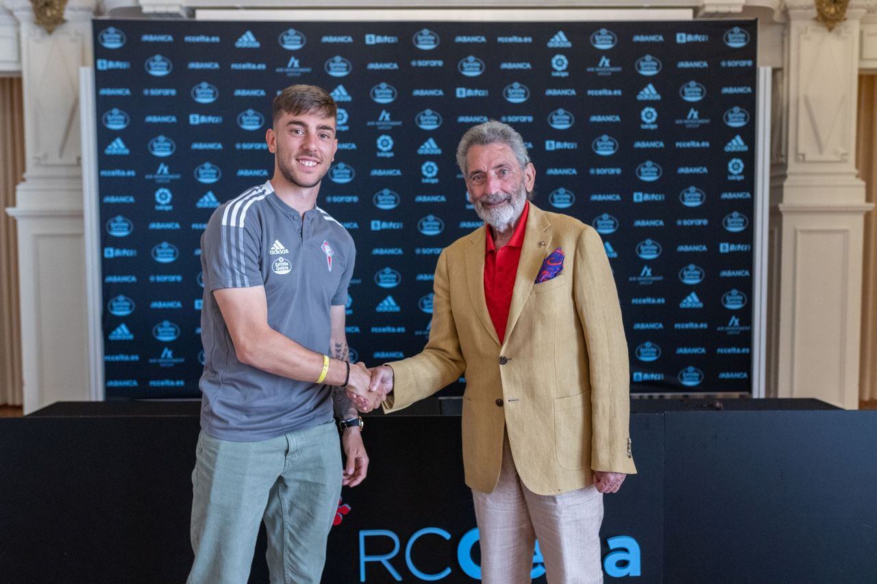 Iker Losada y Carlos Mouriño sellando la renovación del canterano con un apretón de manos