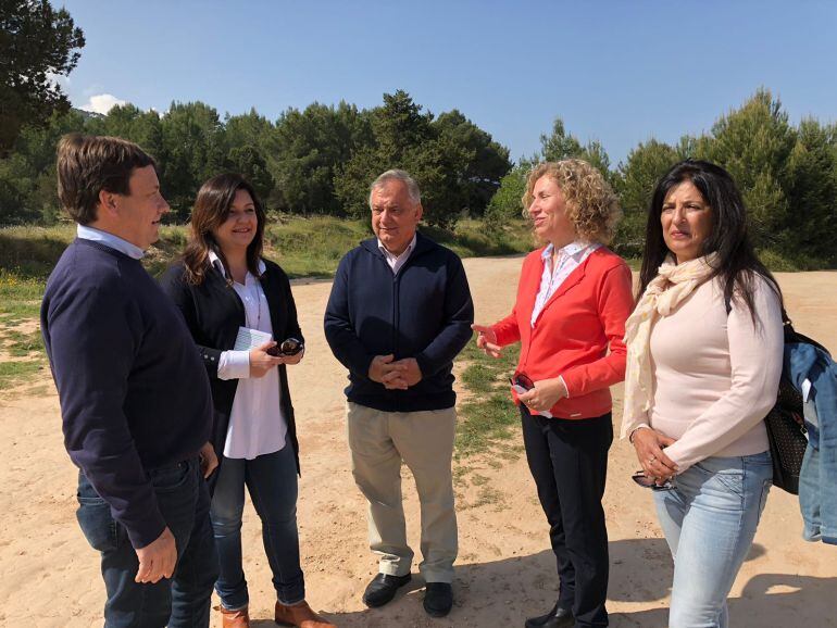 Representantes del PP en el solar donde se ubicará el nuevo CEIP