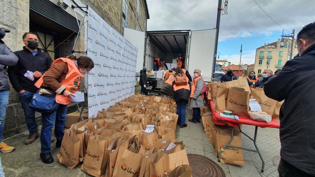 Unións Agrarias reparte carne pollo para denunciar bajos precios