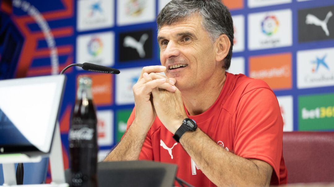 Mendilibar durante una rueda de prensa en Ipurua