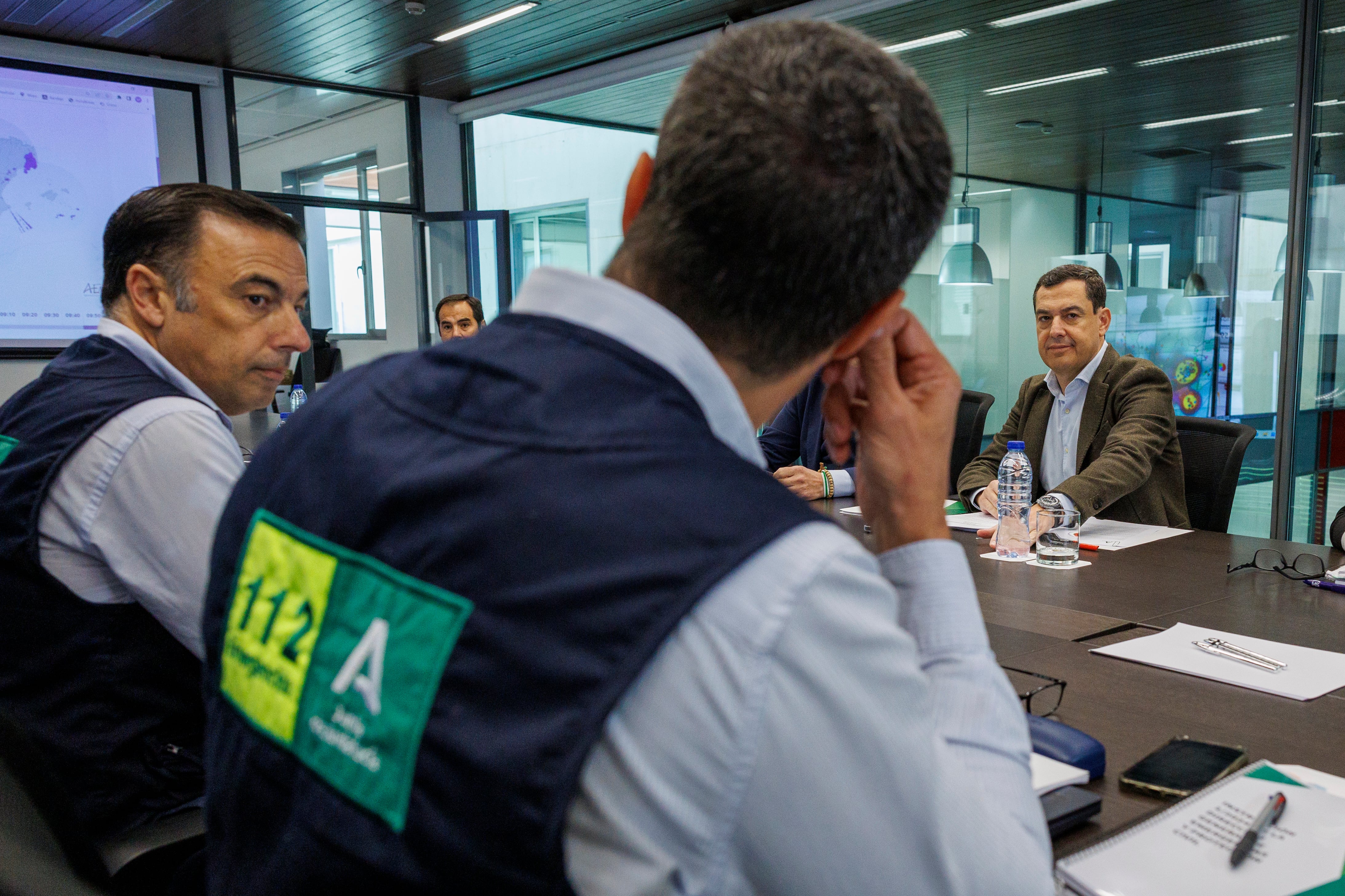 El presidente de la Junta de Andalucía, Juanma Moreno, presidió este lunes una reunión de coordinación para evaluar el impacto de la DANA en Andalucía, en el Centro de Coordinación de Emergencias de Andalucía en Sevilla. EFE/ Julio Muñoz