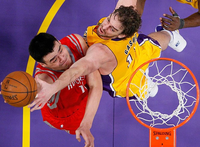 Pau Gasol defiende a Yao Ming