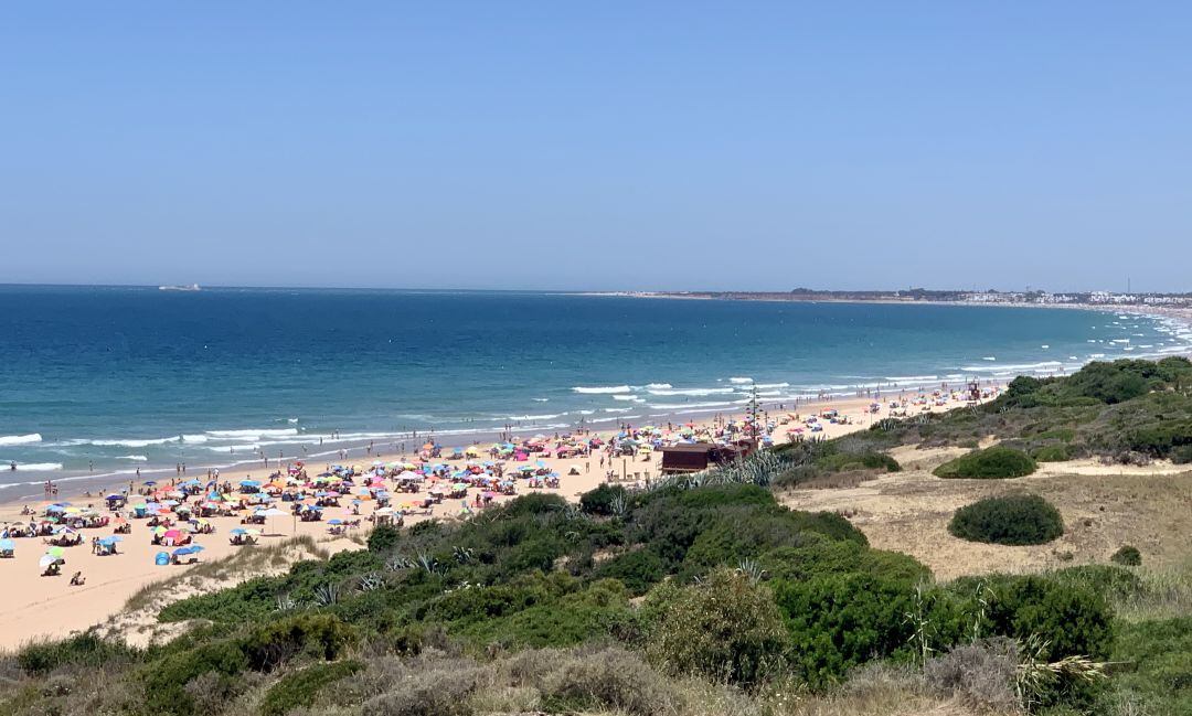 Playa de La Barrosa, en Chiclana, este domingo